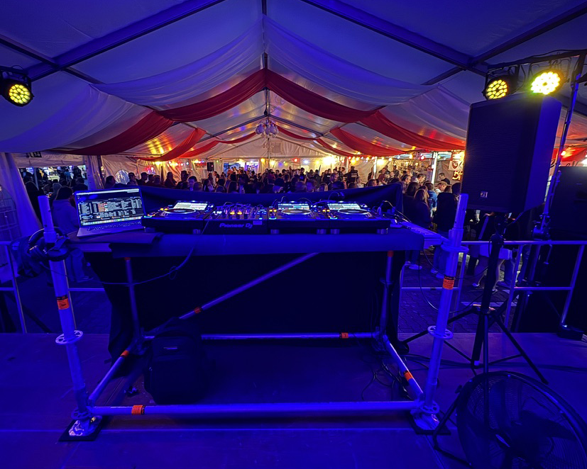 dj-pult_veranstaltung-referenzen DJ-Pult mit Veranstaltung im Hintergrund